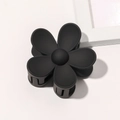 Dettaglio della pinza per capelli a fiore nero opaco con design a cinque petali - Nero