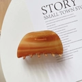 Detailopname van schelpvormige acetaat haarklem met een amberkleurige schildpad textuur - 7.8cm*4.5cm / Bruin