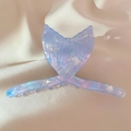 Detalle de la pinza para el pelo de sirena con acabado de acetato iridiscente en seda - Azul Metálico