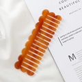 Peine de púas anchas de acetato ámbar con mango ondulado sobre un fondo blanco limpio - 14.7*4.7cm / café