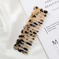 Peine rectangular de acetato con estampado de carey y borde ondulado sobre revista - 14.7*4.7cm / Beige