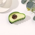 Detail der kreativen Avocado-Haarklammer mit glänzender Oberfläche und Smiley-Design - Avocado