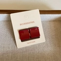 Élégantes boucles d'oreilles carrées rouge foncé avec finition brillante sur carte artisanale - Rond Rouge