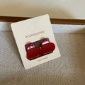 Gros plan de boucles d'oreilles cœur rouge foncé en résine sur carte faite main - Cœur Rouge