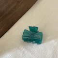Détail d'une pince à cheveux nœud vert foncé translucide avec texte doré Barrette La Prance - 4cm / Bleu lac