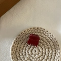 Détail de la petite pince à cheveux rouge brillante sur un support tressé minimaliste - Carré à Rayures Rouges