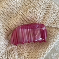 Vista macro de la pinza de pelo de acetato rosa con letras doradas de France Handmade - Pinza de Pelo en Forma de Concha Rosa