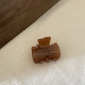 Détail d'une pince à cheveux nœud ambre marron avec lettrage Amy bear Handmade doré - 4cm / Café