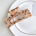 Dettaglio molletta per capelli rettangolare in acrilico con trama a mosaico su ceramica - Caffè Retrò (10cm)