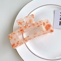 Dettaglio di un grande fermaglio rettangolare con motivo in acrilico marmorizzato rosa - Arancio Fresco (10cm)