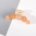 Détail d'une grande pince à cheveux orange pêche translucide avec ressort doré et perles - Rose Champagne