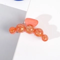 Gros plan sur une grande pince à cheveux orange avec perles marbrées pour un style élégant - Orange Rose Fruit