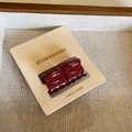 Mini pince à cheveux rouge foncé faite main sur une carte de présentation pour femmes - Carré à Rayures Rouges