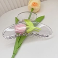 Détail d'une pince à cheveux tulipe transparente avec fleurs roses et feuilles - Arc Rose