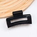 Dettaglio di una pinza per capelli quadrata nera minimalista con finitura lucida - 9cm / Nero