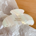 Detalle de pinza para el cabello en acetato blanco perlado con elegante texto dorado - Blanco Perla Iridiscente