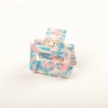 Dettaglio della molletta quadrata con trama marmorizzata rosa e blu pastello - 5cm / Celeste