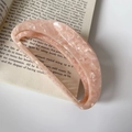 Molla per capelli in acetato di marmo rosa su un libro aperto, accessorio elegante stile francese - Rosa