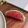 Detalle de la pinza para el pelo de acrílico con forma de sandía en colores vibrantes - Estilo Sandía Translúcido (9cm) (A7-3-7)