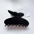 Detailansicht einer großen schwarzen Schmetterlingshaarklammer in Hochglanzoptik für Damen - Schwarz