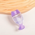 Detailansicht der lila Acetat-Haarklammer mit rosa Strasssteinen auf weißem Grund - Violetter Becher (8,5 cm Haarkralle)