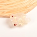 Vue macro d'une pince à cheveux lapin en acétate nacré avec strass rubis brillants - Lapin Blanc Éclatant (Pince 7 cm)