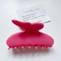 Dettaglio del fermaglio per capelli a farfalla rosa in acetato con finitura lucida - Rosa Barbie