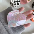 Pince à cheveux en acétate en forme de cœur avec motif marbré bleu tenue à la main - Imprimé Fleuri Rose et Bleu / 6.5cm