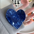 Gros plan d'une grande pince à cheveux en cœur avec texture marbrée bleu foncé - Starry Sky Blue Stone Texture / 6.5cm