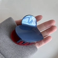 Détail d'une pince à cheveux cœur rouge et bleu avec finition brillante en main - Cœur Rouge Bleu / 6.5cm