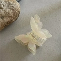 Detalle macro de pinza de pelo mariposa con acabado de acetato nacarado y resorte de metal - 7*8.5*3.5 / Mariposa Blanca Irisada