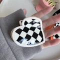 Détail de la pince à cheveux cœur à damier noir et blanc avec mécanisme à ressort métal - Damier à Bord Blanc / 6.5cm