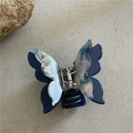 Primer plano de pinza de pelo mariposa iridiscente en acetato azul con resorte metálico - 7*8.5*3.5 / Mariposa Azul Profundo