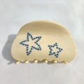 Détail d'une pince à cheveux en acétate crème avec étoiles en strass bleus et 6 dents - Blanc Crème (7.5cm)
