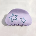 Detail der lila Haarklammer aus Acetat mit blauen Strass-Sternen auf weißem Hintergrund - Lila (7,5 cm Absatz)