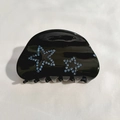 Detail einer schwarzen Haarklammer aus Acetat mit blauen Strass-Sternmustern für Damen - Schwarz (7.5cm)