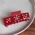 Detailansicht der großen dunkelroten Haarklammer mit glänzenden Strasssteinen und Herzmotiv - Rot / 10.5cm