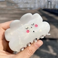 Détail d'une pince à cheveux en forme de nuage nacré avec un visage souriant mignon - Grande Pince à Cheveux Nuage (8cm)