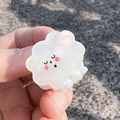 Gros plan d'une pince à cheveux nuage blanche en acétate avec visage mignon et fini nacré - Petite Pince à Cheveux Nuage (2.6cm)