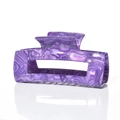 Dettaglio di una grande molletta in acetato con trame marmorizzate viola e bianche - Viola 10cm