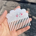Tragbarer wolkenförmiger Acrylkamm in schillerndem Weiß mit süßem lächelndem Gesicht - Wolken Kamm (8cm)