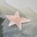 Vista dettagliata della clip per capelli a stella in acetato rosa marmo con base in metallo dorato - Rosa