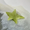 Dettaglio della clip per capelli a stella verde marmorizzata su cartolina decorata - Verde