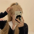 Dettaglio ravvicinato di capelli biondi mossi con una molletta per capelli a motivo di stelle - Pinza Piccola Glitter Argento Decorazione Stella Nera (A5-3-1)