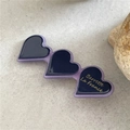 Macro di tre mollette per capelli a cuore in acetato viola con scritte dorate fini - Cuore Viola Scuro