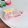 Macro di una molletta per capelli in acetato rosa a forma di gamberetto con strass e limone - Gamberetto Al Limone Rosa
