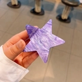 Dettaglio della clip per capelli a forma di stella in acetato viola con venature marmoree - Pinza a Stella Grande Viola