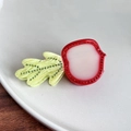 Dettaglio della pinza per capelli a forma di carota in acetato con strass scintillanti - Carota Rossa Foglia Gialla