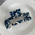 Dettaglio del grande fermaglio per capelli in acetato blu marmo con design a rettangolo - 10cm / Blu Inchiostro Scuro