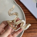 Detail of wavy M-shaped hair claw clip with cream marble texture and gold metal base - 9cm / Mermaid Gray
